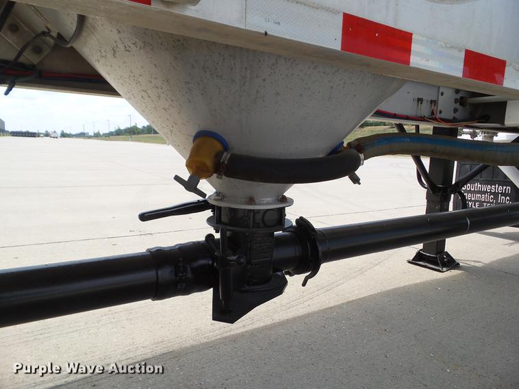 image for item L5676 2007 Heil dry bulk tank trailer