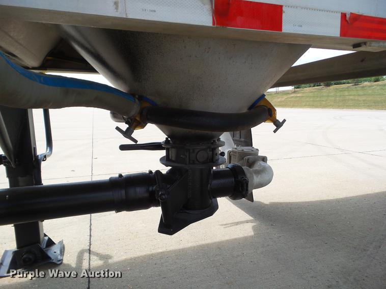 image for item L5676 2007 Heil dry bulk tank trailer