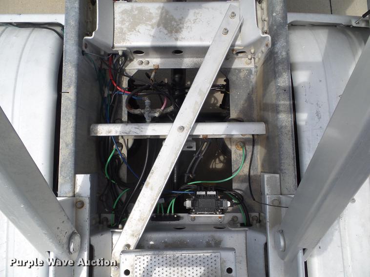 image for item L5676 2007 Heil dry bulk tank trailer