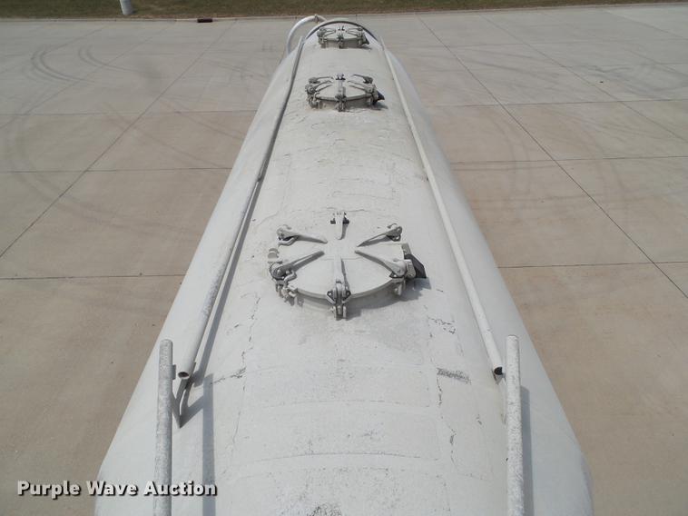 image for item L5676 2007 Heil dry bulk tank trailer