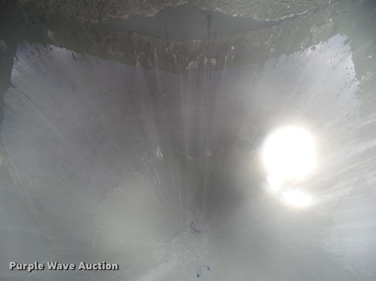 image for item L5676 2007 Heil dry bulk tank trailer