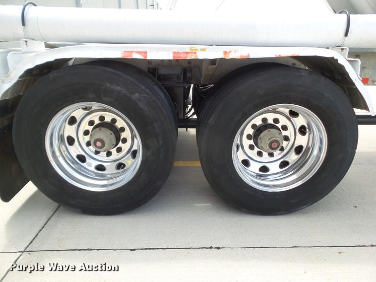 image for item L5676 2007 Heil dry bulk tank trailer