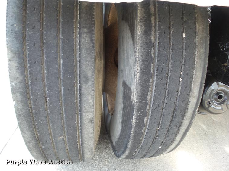 image for item L5676 2007 Heil dry bulk tank trailer