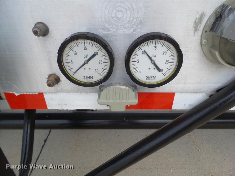 image for item L5676 2007 Heil dry bulk tank trailer