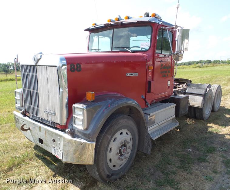 image for item L5688 1998 International 9300 semi truck