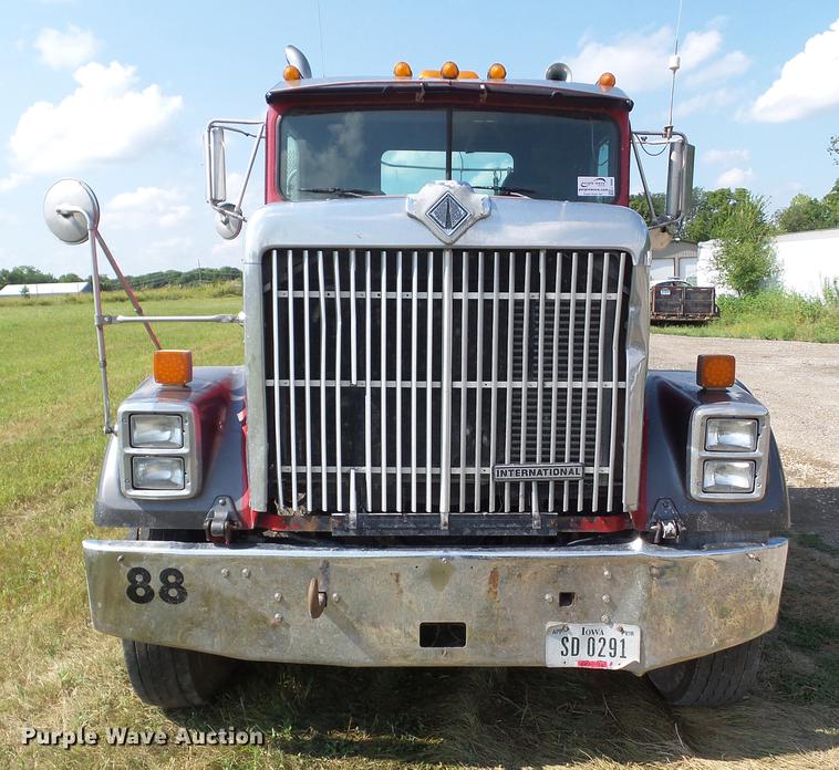 image for item L5688 1998 International 9300 semi truck