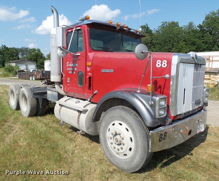 image for item L5688 1998 International 9300 semi truck