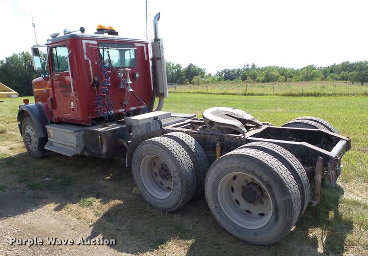 image for item L5688 1998 International 9300 semi truck