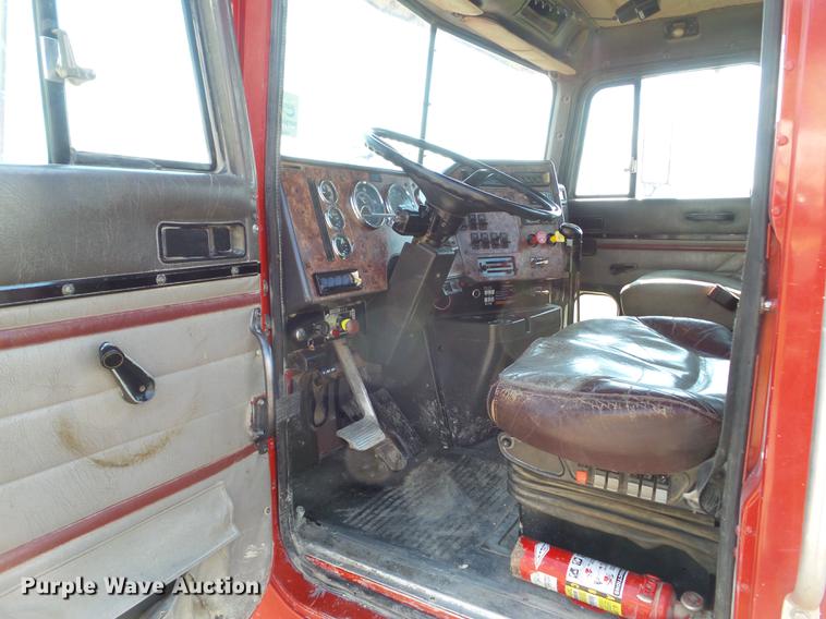 image for item L5688 1998 International 9300 semi truck