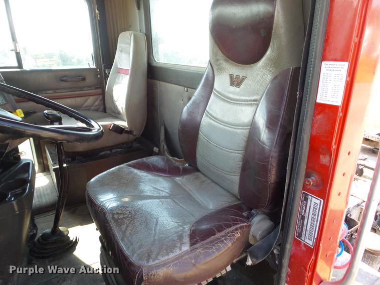 image for item L5688 1998 International 9300 semi truck