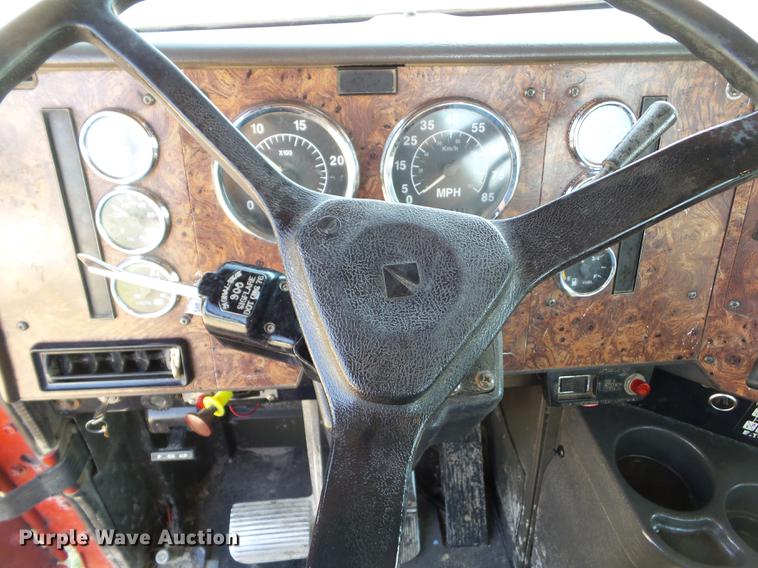 image for item L5688 1998 International 9300 semi truck