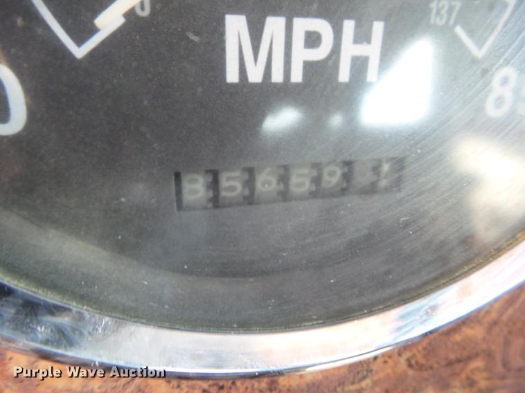 image for item L5688 1998 International 9300 semi truck