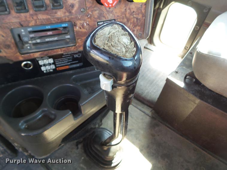 image for item L5688 1998 International 9300 semi truck