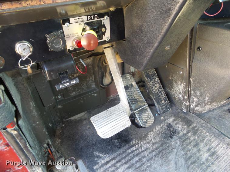 image for item L5688 1998 International 9300 semi truck