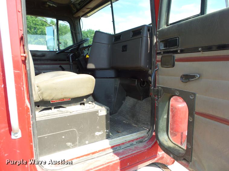 image for item L5688 1998 International 9300 semi truck