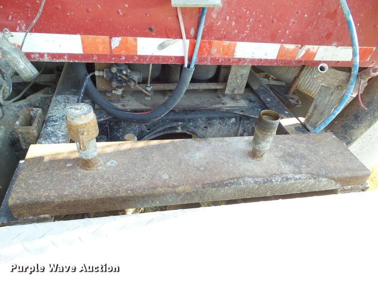 image for item L5688 1998 International 9300 semi truck