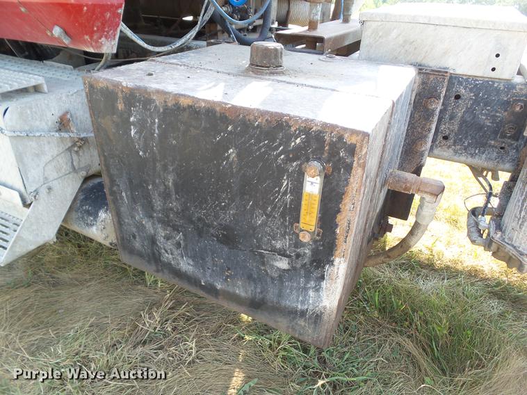 image for item L5688 1998 International 9300 semi truck