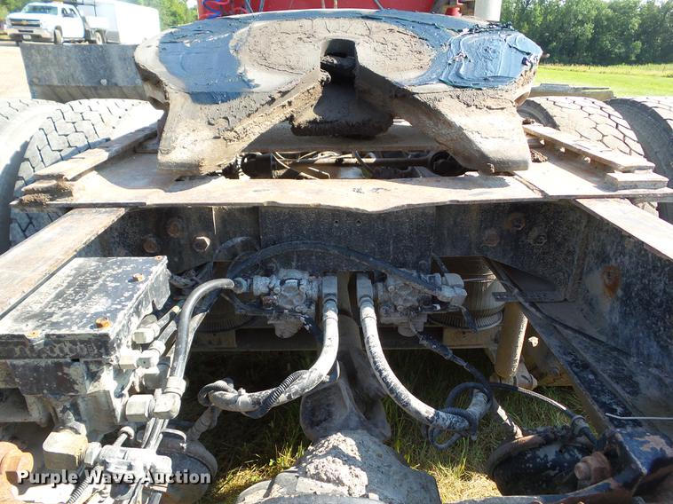 image for item L5688 1998 International 9300 semi truck