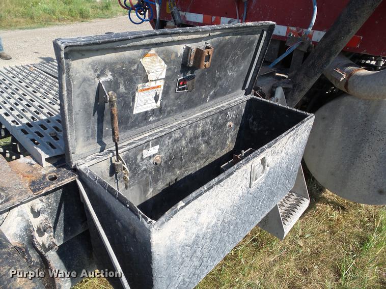 image for item L5688 1998 International 9300 semi truck