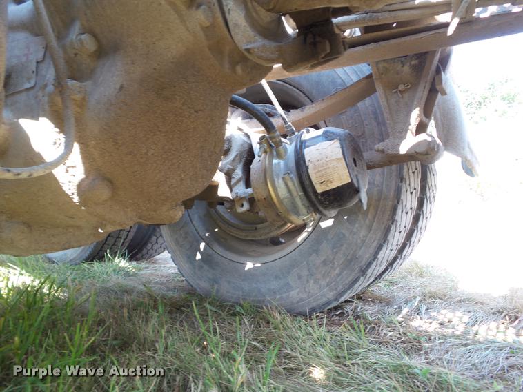 image for item L5688 1998 International 9300 semi truck