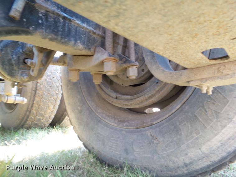 image for item L5688 1998 International 9300 semi truck