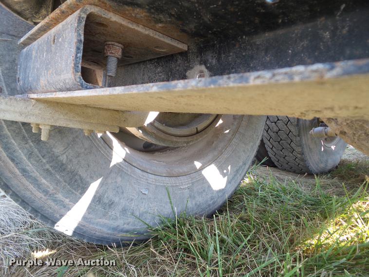 image for item L5688 1998 International 9300 semi truck