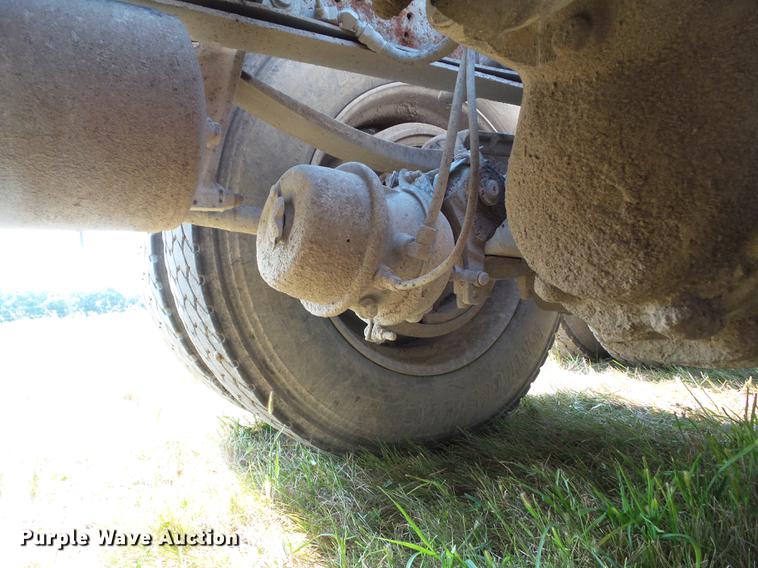 image for item L5688 1998 International 9300 semi truck