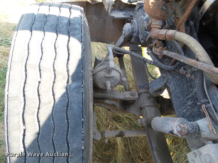 image for item L5688 1998 International 9300 semi truck