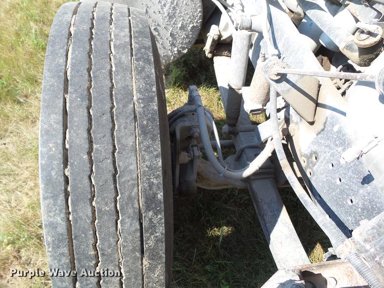 image for item L5688 1998 International 9300 semi truck