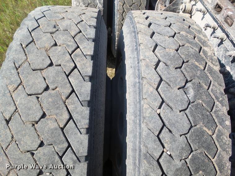 image for item L5688 1998 International 9300 semi truck