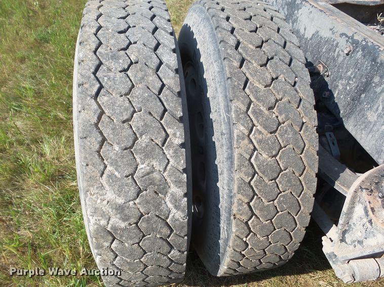 image for item L5688 1998 International 9300 semi truck