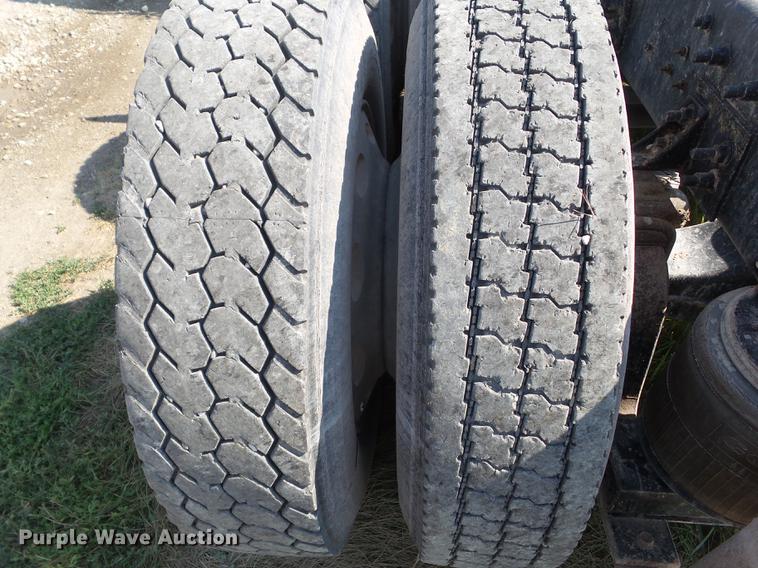 image for item L5688 1998 International 9300 semi truck