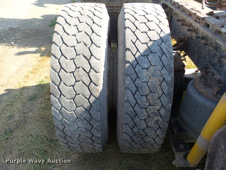 image for item L5688 1998 International 9300 semi truck