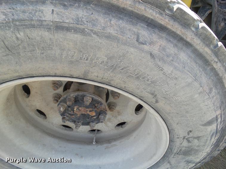 image for item L5688 1998 International 9300 semi truck