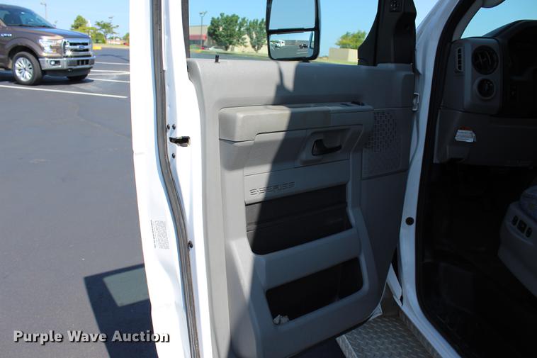 image for item BE9325 2012 Ford E350 Super Duty shuttle bus