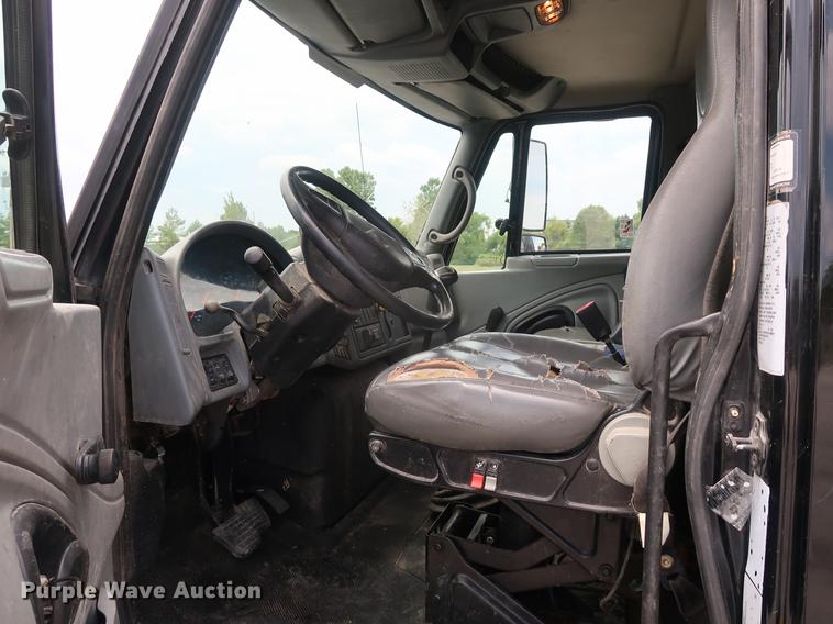 image for item BW9190 2008 International 4400 flatbed truck