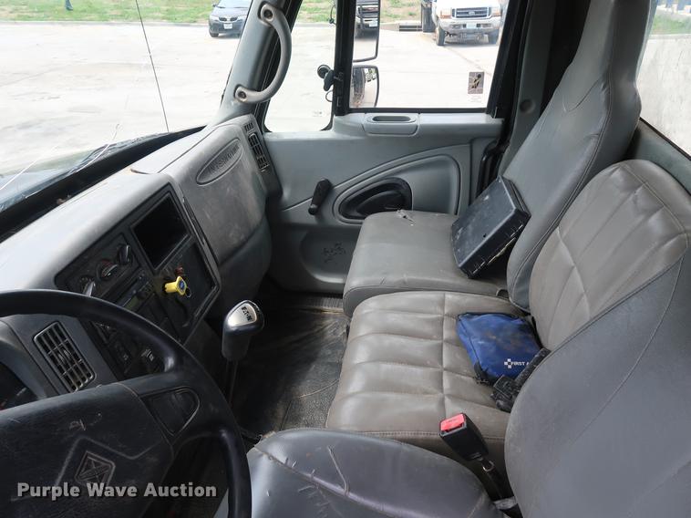 image for item BW9190 2008 International 4400 flatbed truck