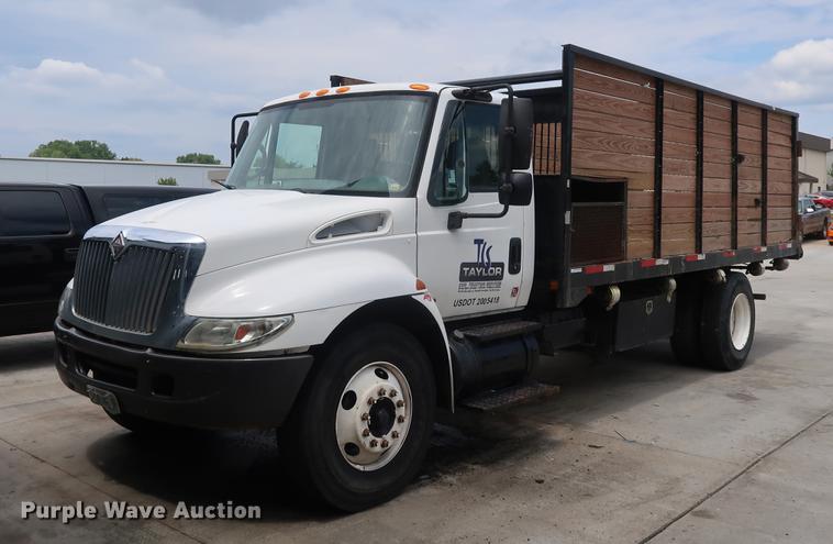 image for item BW9191 2003 International 4300 flatbed truck