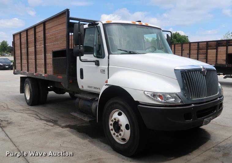 image for item BW9191 2003 International 4300 flatbed truck