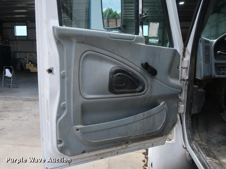 image for item BW9191 2003 International 4300 flatbed truck