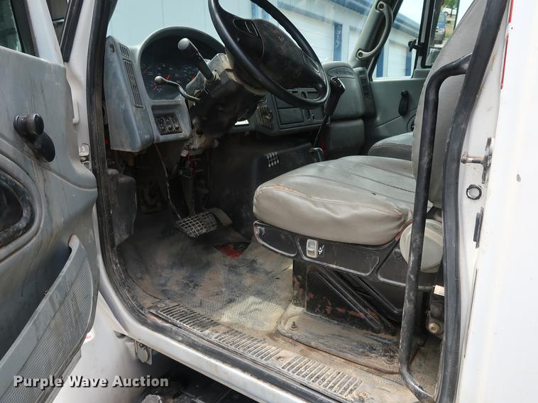 image for item BW9191 2003 International 4300 flatbed truck