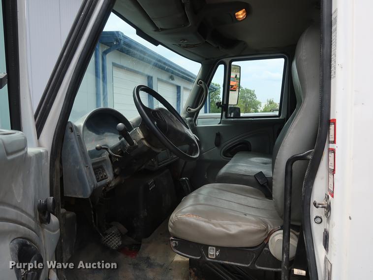 image for item BW9191 2003 International 4300 flatbed truck