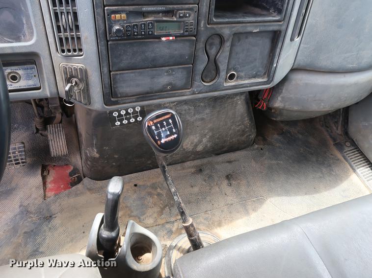 image for item BW9191 2003 International 4300 flatbed truck