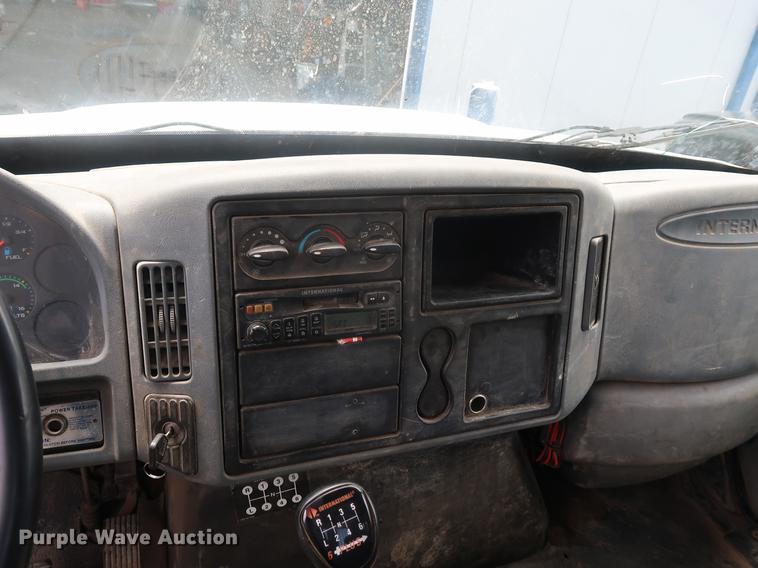 image for item BW9191 2003 International 4300 flatbed truck