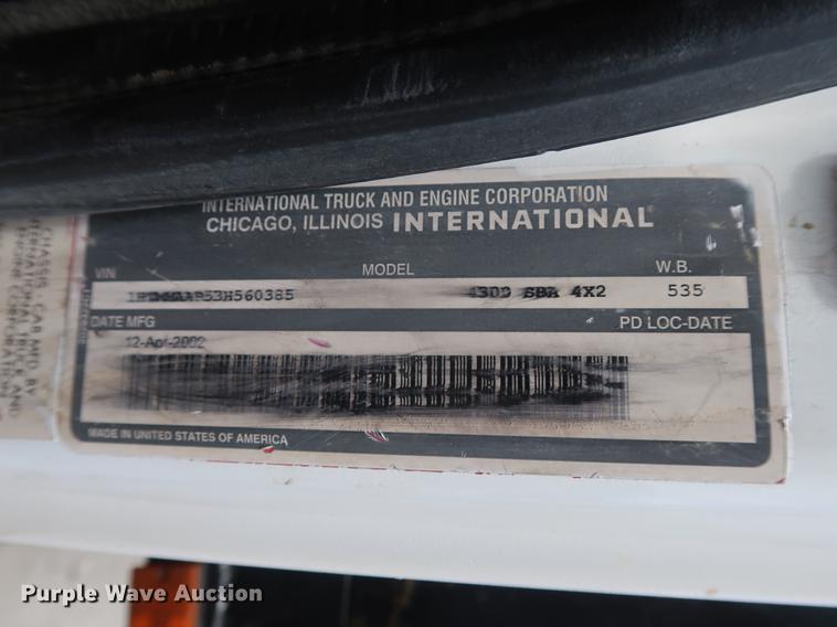 image for item BW9191 2003 International 4300 flatbed truck