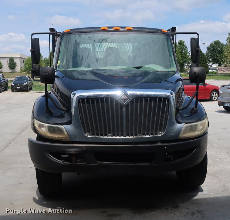 image for item BW9192 2009 International 4300 flatbed truck