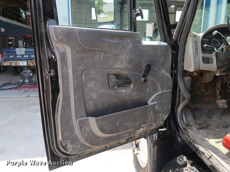 image for item BW9192 2009 International 4300 flatbed truck