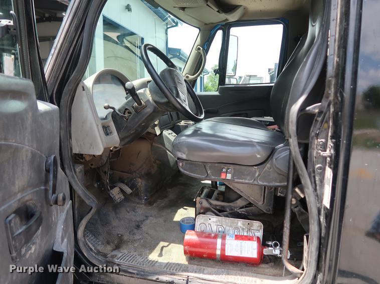 image for item BW9192 2009 International 4300 flatbed truck