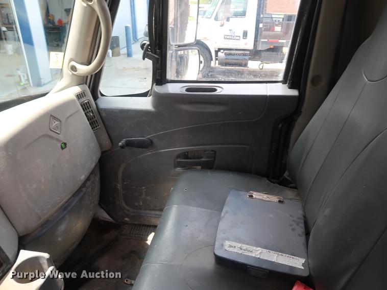 image for item BW9192 2009 International 4300 flatbed truck