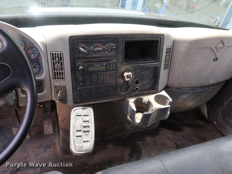 image for item BW9192 2009 International 4300 flatbed truck